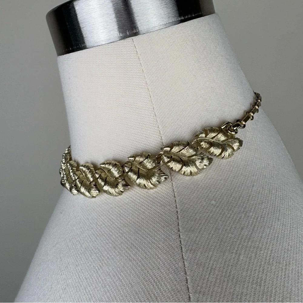 Vintage Lisner Choker Necklace Gold Tone Leaf Links Retro Necklace Classic Style
